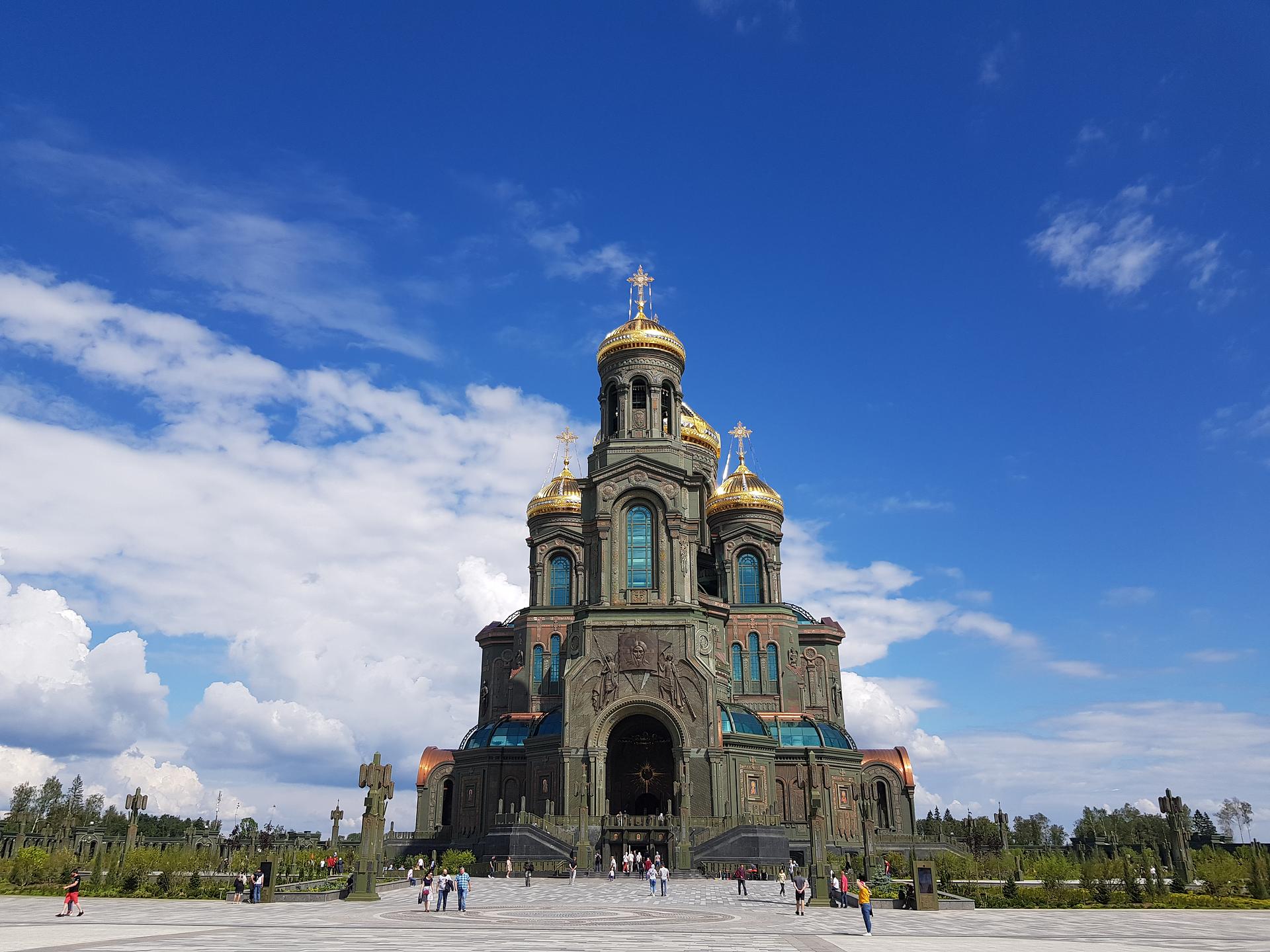 «Дорога памяти, 1418 шагов» + главный храм ВС РФ. Школьники