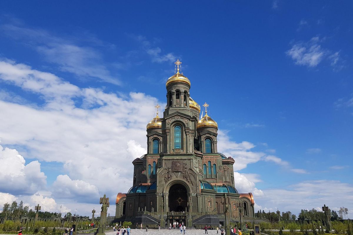 «Дорога памяти, 1418 шагов»  + главный храм ВС РФ. Школьники
